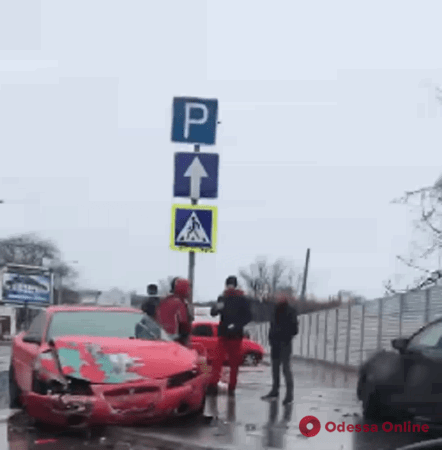 В Черноморске столкнулись две легковушки – пострадала девушка (видео)