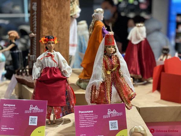 Леся Украинка, София Русова и Екатерина Ножевникова: в Одессе открыли выставку «Barbie: Пані України» (фото)