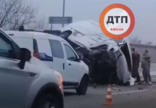 На Одесской трассе микроавтобус влетел в отбойник: водитель погиб