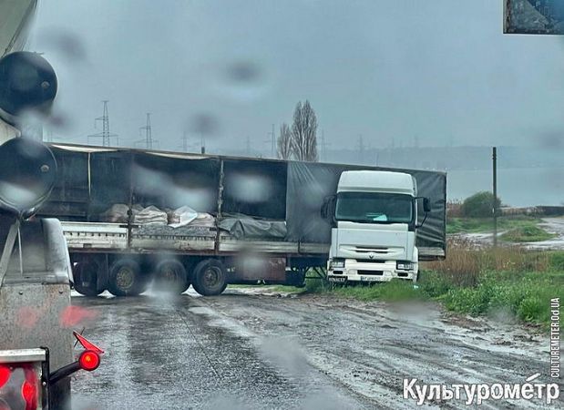 На Объездной дороге фуру занесло на мокрой дороге – проезд затруднен
