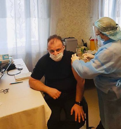Вчера в Одессе привили от коронавируса курсантов и преподавателей Института ВМС
