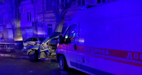 В Одесі автівка «швидкої» потрапила у ДТП: є постраждалий