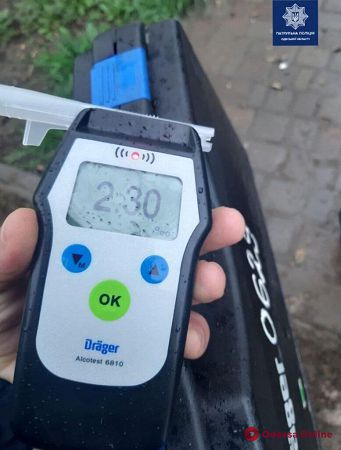 В Одессе опрокинулся фургон с пьяным водителем