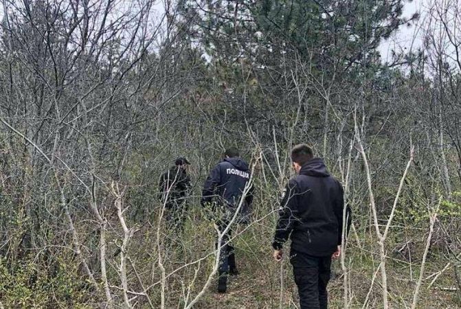 В лесопосадке на трассе Одесса-Киев обнаружили труп женщины