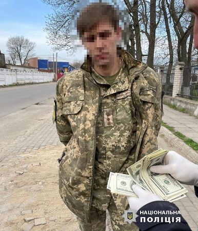 На Одесчине на взятке 6,5 тыс. долл. задержан начальник отделения территориального центра Минобороны, - Нацполиция 03