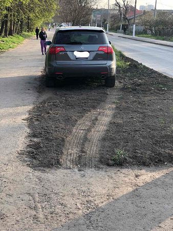 Одесские коммунальщики “сдают” полиции автохамов, которые портят газоны