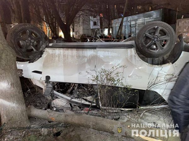 В Одесі авто вилетіло з дороги у двір і перекинулося: є жертви (фото)