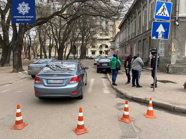 У сквера в центре Одессы автомобиль сбил троих людей и скрылся с места ДТП. Фото