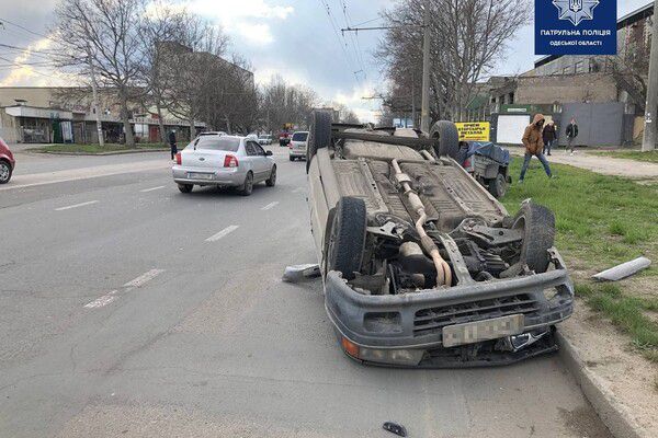 В сети опубликовано видео ДТП с перевёртышем в Одессе