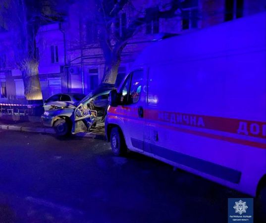 Водій заснув за кермом: швидка врізалася в припарковане авто, у жінки перелом хребта (фото)