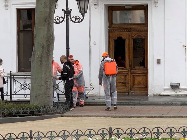 Вспышка COVID-19: в Одессе дезинфекторы обрабатывают помещения мэрии