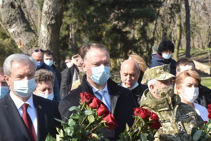 Глава Одесской ОГА и мэр Одессы почтили память защитников и освободителей Одессы (фоторепортаж)