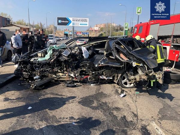 В Одессе BMW влетел в рекламный щит: автомобиль разорвало на части. Фото и видео