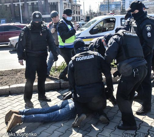 В день освобождения в Одессе активисты подрались с полицией под песню «Вставай страна огромная»