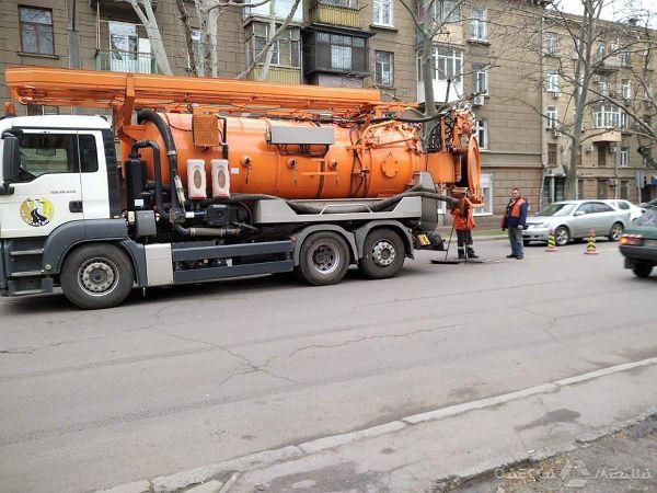 В Одессе чистят дождеприемники: просят не оставлять авто возле «колодцев»