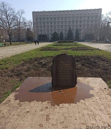 Перед зданием Одесской ОГА вандалы облили фекалиями памятник воинам АТО