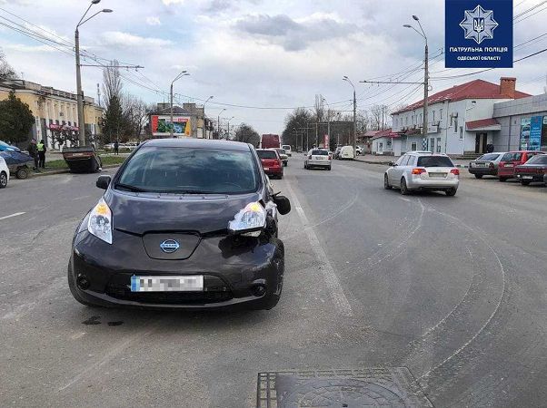 В Одессе автомобиль с прицепом попал в ДТП, выехал на встречку и перевернулся. Фото