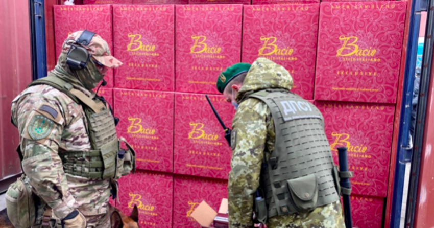 В Одеській області виявили велику партію контрабандних цигарок