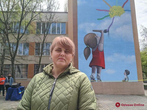 На фасаде одесской школы появился мурал от известного французского художника
