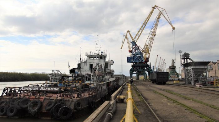 В порту Измаил впервые разгрузили баржу вместимостью более 5 тысяч тонн (фото)