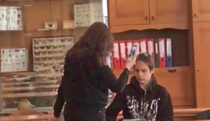 В одесской школе ученик забрызгал перцовым баллончиком лицо учительницы (видео)