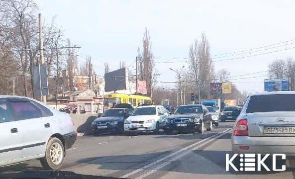 Тройное ДТП заблокировало движение на Люстдорфской дороге