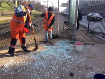 В Одессе неизвестные разгромили остановку общественного транспорта