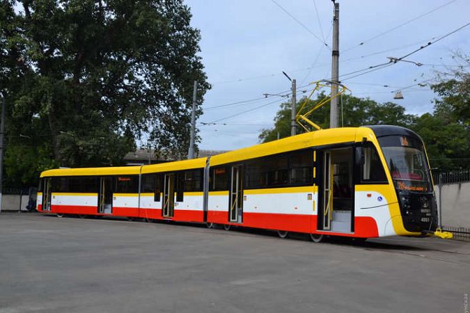 В Одесі зібрали гігантський трамвай