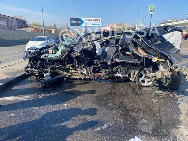 На Балковской BMW влетел в опору рекламного щита: авто разорвало на части