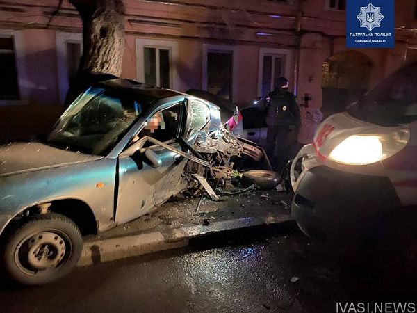 В Одессе «скорая» влетела в припаркованное такси