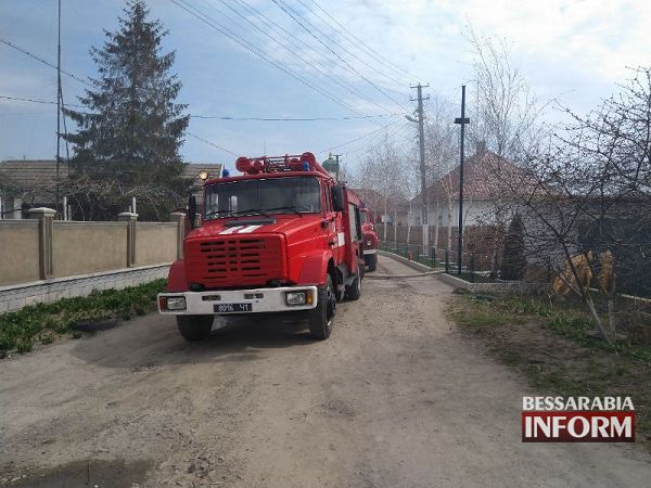 В Белгород-Днестровском районе спасатели тушили пожар и доставали из ямы собаку