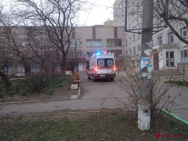 В Черноморске парень устроил поножовщину — людям пришлось отбиваться палками