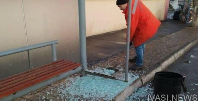 Вандалы ночью разбили еще одну остановку общественного транспорта в Одессе