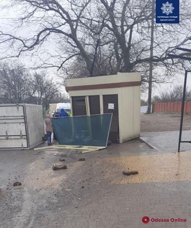 В Одессе опрокинулся фургон с пьяным водителем