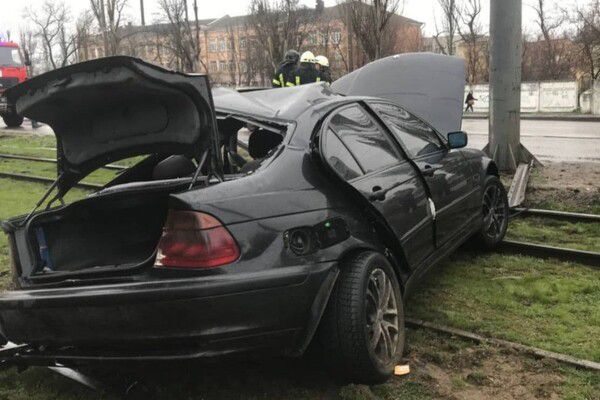 ДТП в Одессе закончилось мощным ударом в столб