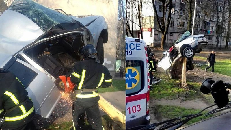 В Одесі автівка влетіла в дерево та застрягла: одна людина травмувалася