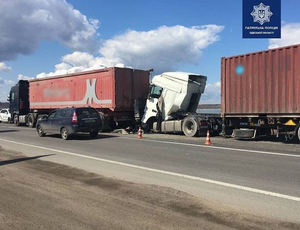 На трассе под Одессой произошло ДТП: пострадал водитель