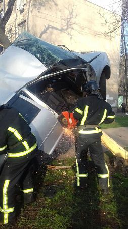 Автомобиль повис на дереве: в Одессе произошло серьезное ДТП, фото и видео