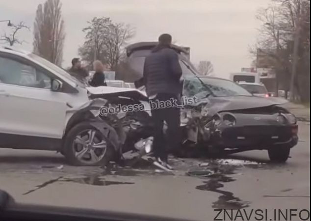 Под Одессой у «7 километра» столкнулись пять автомобилей. ВИДЕО