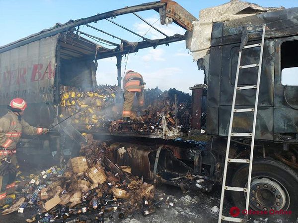 Под Одессой дотла сгорел грузовик с вином (фото)