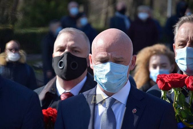 Геннадий Труханов у памятника Неизвестному матросу. Фото: Думская