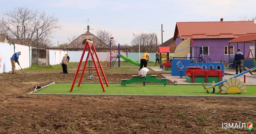 В Измаиле на территории обновленного детсада «Светлячок» высадили 138 деревьев