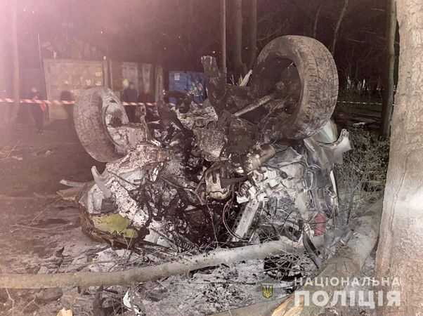 В Одессе водитель не справился с управлением и влетел в дерево: есть погибший и пострадавшие