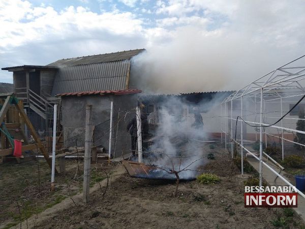 В Белгород-Днестровском районе спасатели тушили пожар и доставали из ямы собаку