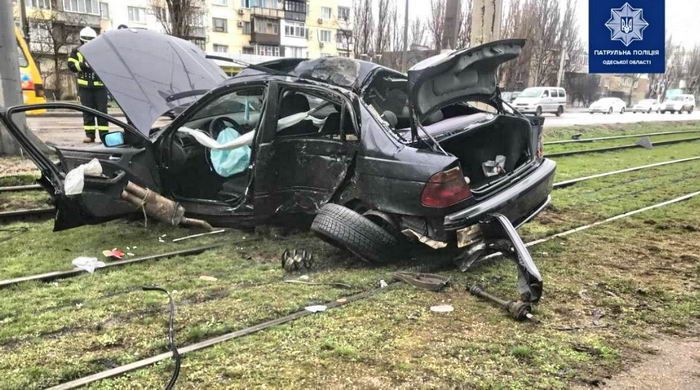 В Одесі по Миколаївській дорозі автомобіль BMW врізався в стовп