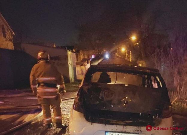 В Черноморске тушили загоревшийся автомобиль