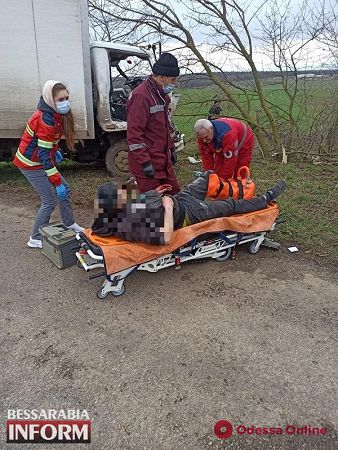 В Одесской области грузовик слетел с дороги и врезался в дерево – водителя зажало в салоне