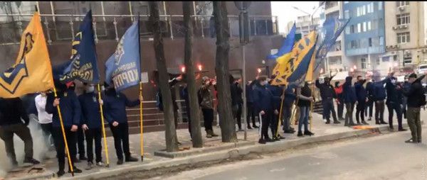«Угрожают нам войной»: в Одессе под консульством РФ сожгли флаги страны-агрессора и партии Медведчука