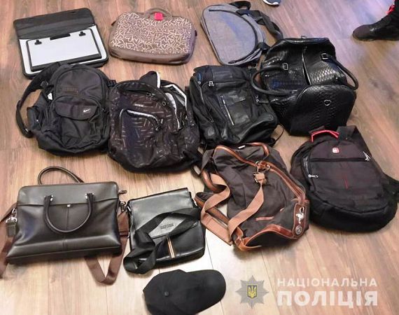 Одесситов просят опознать украденные из автомобилей сумки