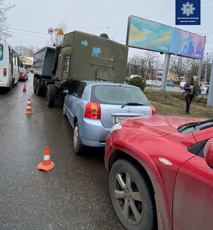 ДТП с участием трех автомобилей в Одессе: у грузовика на ходу откинулась кабина